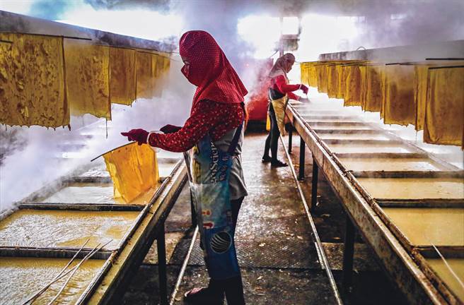 摄影家蔡来旺的传统行业、豆皮制作。（万和宫提供）