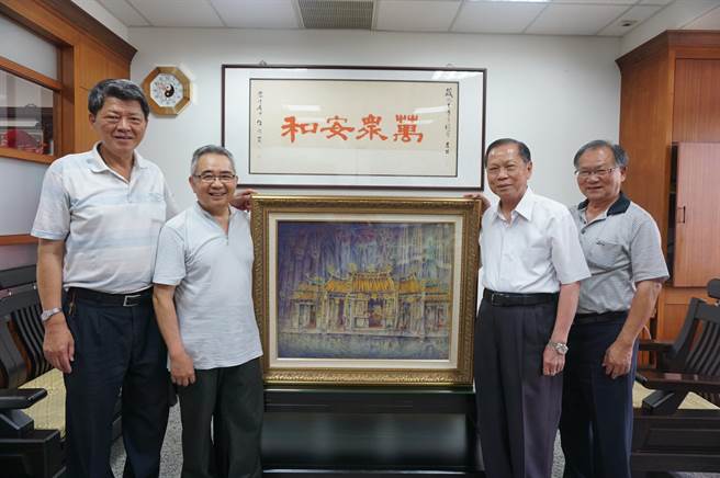 胶彩画大师简锦清，捐赠以万和宫为背景『东西文化的堆置』画作，董事长代表接受。（万和宫提供）