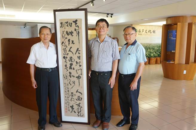 石远诚致赠麻布媒材书法作品，为万和宫麻芛文化馆增添内涵。（万和宫提供）