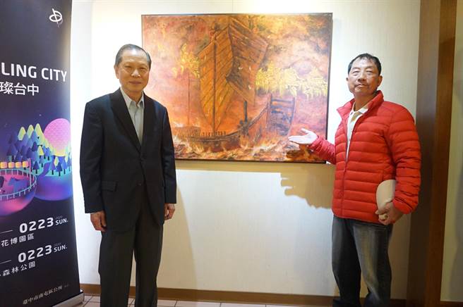 董事长萧清杰与艺术家彭维船在王船油画作品前合影。（万和宫提宫）
