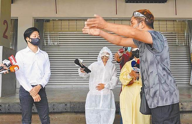 立委林昶佐（左）2日到環南市場嗆台北市長柯文哲，反遭攤商狂嗆「要作秀，滾！」引發廣大迴響。（本報資料照片）