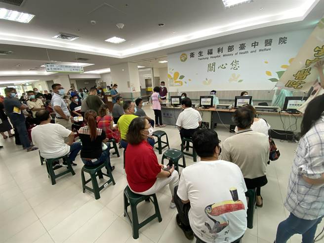 台中市7月5日到7月16日起由卫福部台中医院等区域医院承接中市七大市场以及肉品屠宰场3071位工作人员接种作业，首日在台中医院有112人预约接种。（冯惠宜摄）