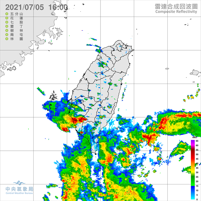 雷雨弹狂炸南部，尤其是高雄雨势最大。（翻摄自气象局）