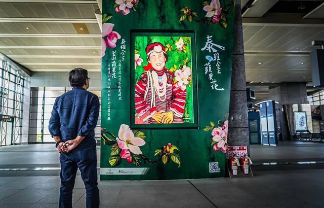 原民藝術家林春節作品《泰雅公主與蘋果花》以燈箱型式在高鐵台中站2F大廳展出，展出至8月31日止。（參山處提供／黃國峰台中傳真）