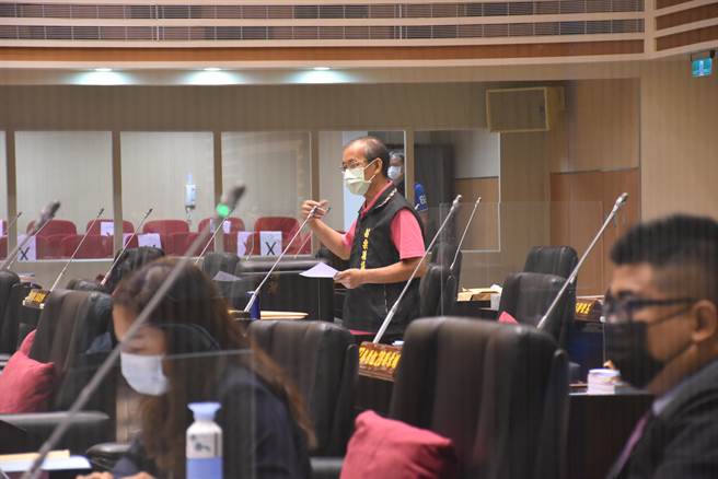 苗栗县议员郑聚然关心永和山水库未来用水管控问题。（谢明俊摄）