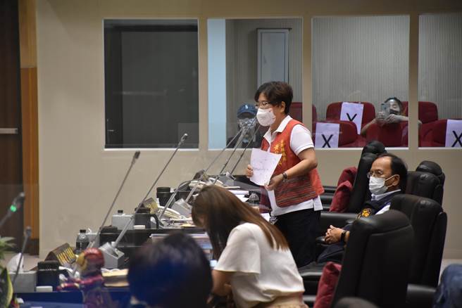 苗栗县议员黄月娥关心泰安乡联外道路严重崩坍影响泰安乡当地居民进出。（谢明俊摄）