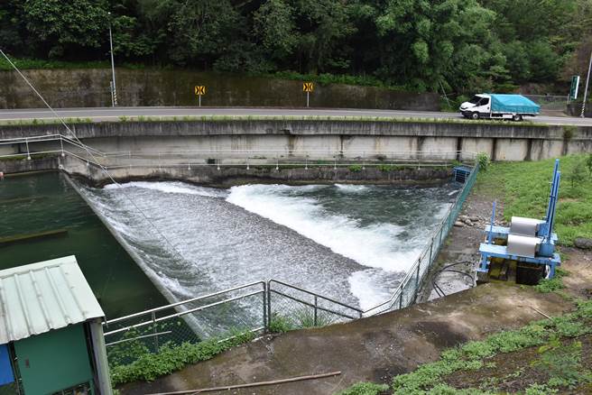 苗栗县政府水利处长杨明铙答询表示，已研拟在田美堰附近增建第2座输水干管，增加对放和山水库供水。（谢明俊摄）