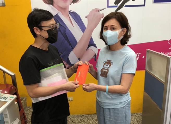 創業陳先生表達對善心人感謝。(市議員黃馨慧服務處提供)