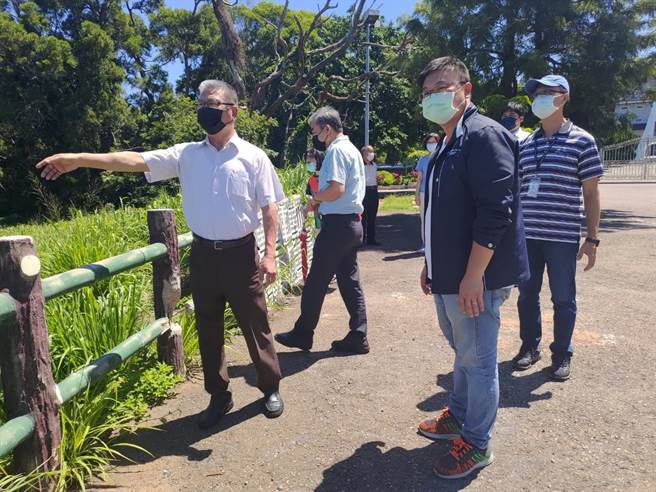 市议员施志昌争取813路公车延伸至铁砧山，预计8月上路。（陈淑娥摄）