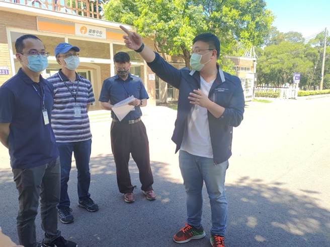 市议员施志昌争取813路公车延伸至铁砧山，预计8月上路。（陈淑娥摄）