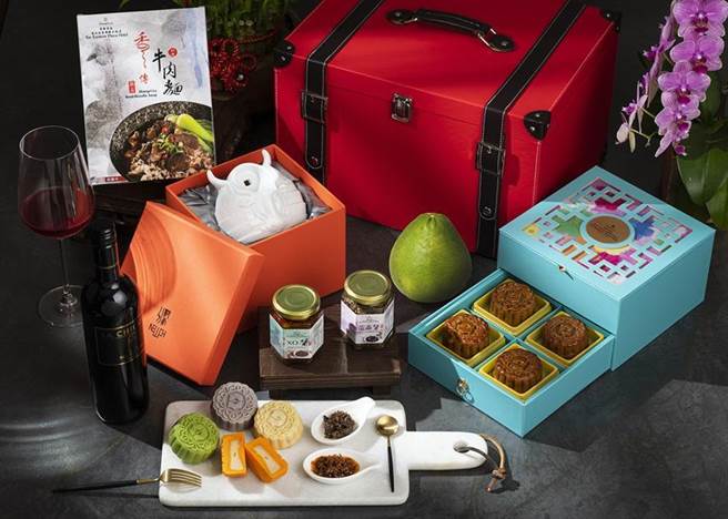 （香格里拉台北远东饭店秋礼预购起跑，「花赏」限量中秋豪华礼篮每套8888元。图／香格里拉台北远东田田国际大饭店提供）