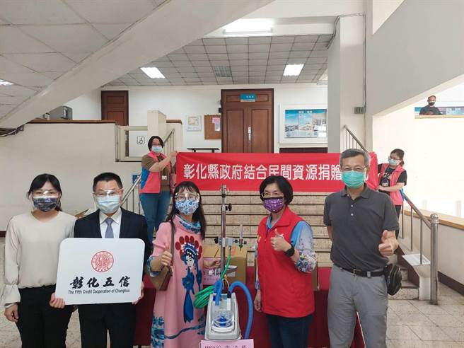 彰化五信5日捐赠3台HFNC高流量氧气治疗仪给彰基和秀传2家医院，由五信总经理刘文镇（左二）透过县长王惠美（右二）转赠。针对乔友大楼要不要拆，刘文镇强调五信尊重县府的处理。（谢琼云摄）
