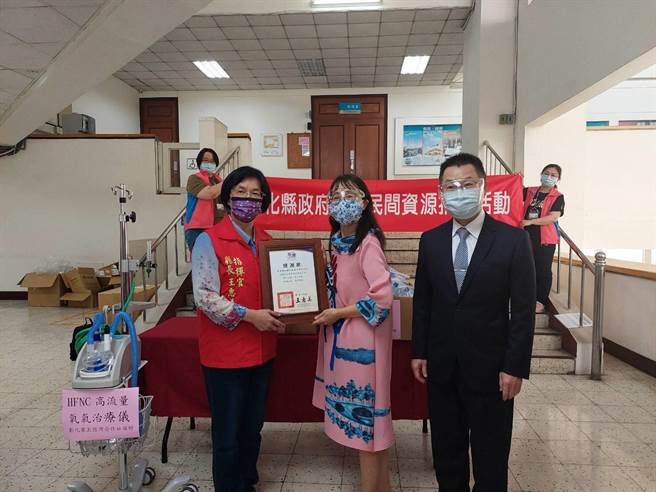 彰化县长王惠美（左）颁发感谢五信总经理刘文镇（右）捐赠医疗仪器助医护防疫。（谢琼云摄）