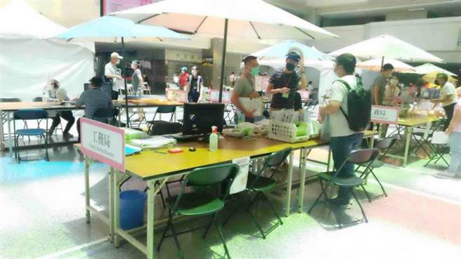 針對地價稅有條件申請減免者，高市稅捐處提醒9月22日前提出申請。圖為高市府聯合洽公畫面。（本報資料照）