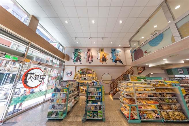 一走入店内就会看到墙面上有鬼杀队的炭治郎、祢豆子、嘴平伊之助、我妻善逸大型壁贴。（7-11提供）