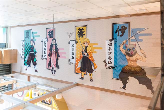 一走入店内就会看到墙面上有鬼杀队的炭治郎、祢豆子、嘴平伊之助、我妻善逸大型壁贴。（7-11提供）