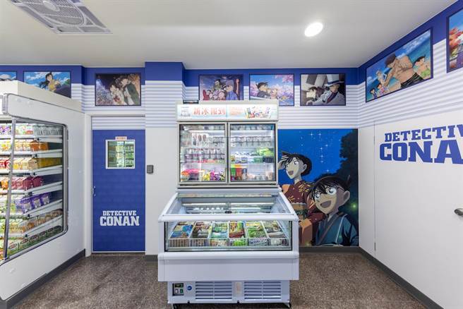 「7-11 X 名侦探柯南主题店」货架区充满漫画经典剧照。（7-11提供）