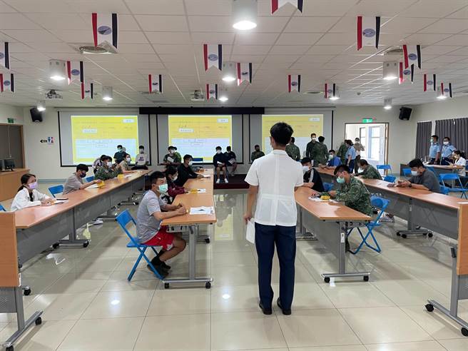 志航基地上个月16日在联队内施打疫苗。（志航提供）