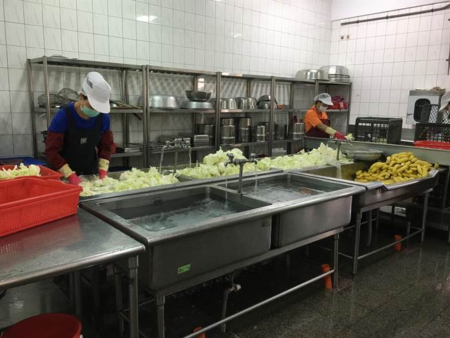 金门县府争取教育部核准在烈屿国中、贤庵国小各新建1座中央厨房。（县府教育处提供）