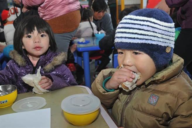 金门县府规画透过学校中央厨房的设立，进一步优化学校营养午餐的质量。（中时资料照片／李金生摄）