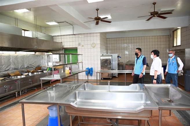 杨镇浯县长视察烈屿国中的中央厨房整备作业。（县府教育处提供）