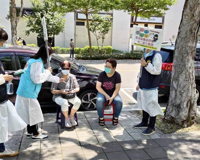 家中长辈安心打疫苗 林口警疫苗站反诈骗宣导。(资料照)