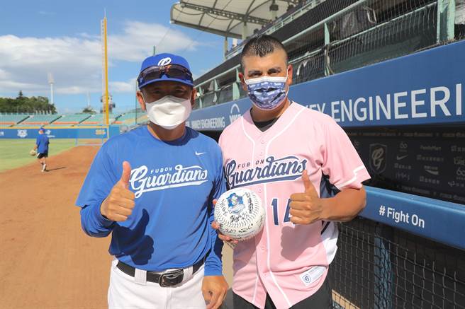 富邦悍将洋投邦威（右）确定离台披上国家队战袍，与总教练洪一中合影。（富邦悍将提供）