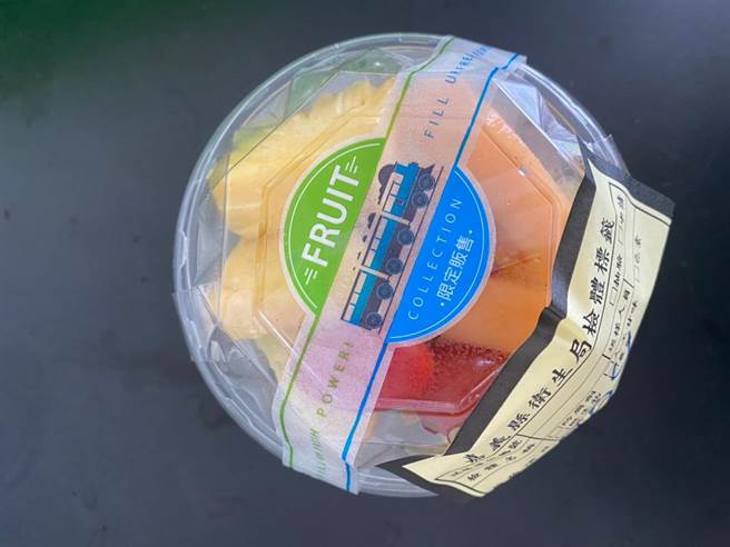 嘉義縣衛生局針對縣內各大超商、賣場、餐飲業等場所展開熟食即食食品抽驗，共抽驗48件產品，其中一件由超商販賣的「綜合水果繽紛杯」產品大腸桿菌群超標。（嘉義縣政府提供∕呂妍庭嘉義傳真）