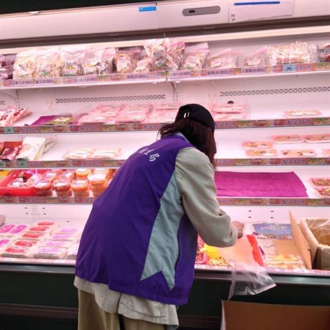 嘉義縣衛生局針對縣內各大超商、賣場、餐飲業等場所展開熟食即食食品抽驗，共抽驗48件產品。（嘉義縣政府提供∕呂妍庭嘉義傳真）