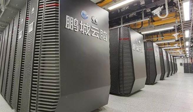 华为「鹏城云脑 II」超级电脑再次刷新世界纪录，在国际超级电脑大会排行上，蝉联全系统输入输出和 10 节点规模系统两项世界冠军。（图／微博）