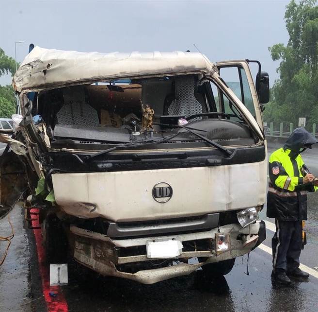 一辆大货车5日行经国道3号南向370.1公里，被一辆自小客车波及，导致1人死亡。（翻摄照片／林瑞益高雄传真）