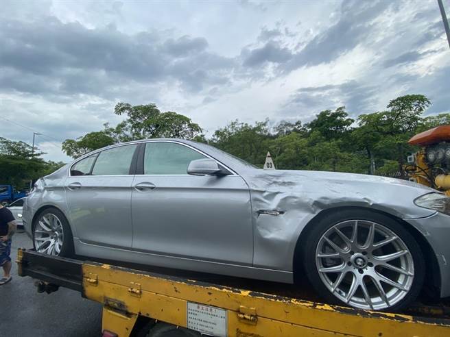 一辆自小客车5日行经国道3号南向370.1公里，因天雨失控打滑，波及一辆大货车，造成1人死亡。（翻摄照片／林瑞益高雄传真）