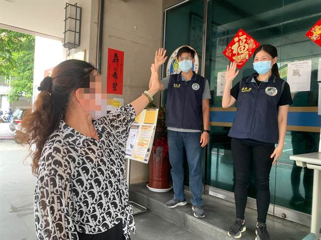 为防堵移工群聚及疫情扩散，移民署南区事务大队高雄市专勤队积极携手高市府、劳工局及卫生局等相关单位，在辖区强力推动「外来人口安心採检防疫专案」。(翻摄照片／刘宥廷高雄传真)