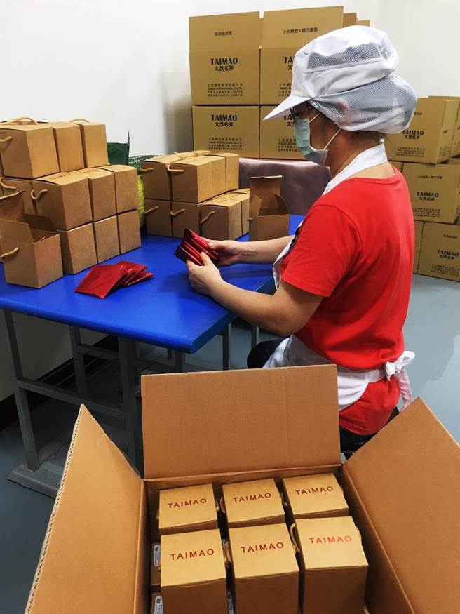 泰北大同农场运回一批台湾茶，特制为三角茶包，要送给防疫第一线的医护人员。（取自陈以信脸书）