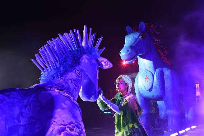 纸风车剧团日前播映大型舞台剧《雨马》，播出24小时有累积观看人次超过24万人，本周末另一部舞台剧《顺风耳的新香炉》也将在线上登场。（纸风车剧团提供）