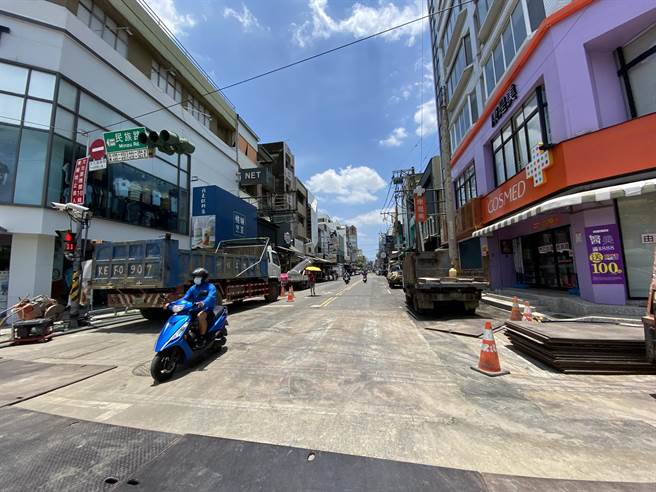 嘉义市文化路目前进行电缆线地下化、自来水管线汰换施工。（廖素慧摄）