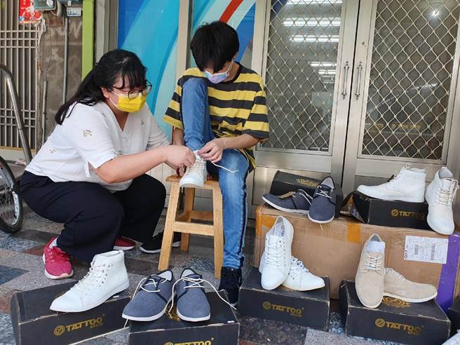 企業疫情期間不忘關心學子，雲林家扶獲贈休閒鞋。（雲林家扶提供／張朝欣雲林傳真）