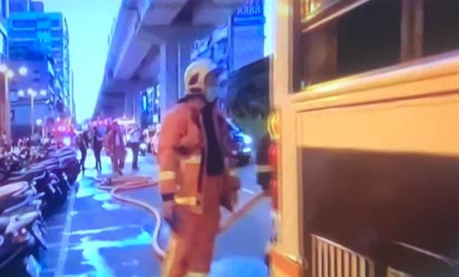 板桥一辆公车今傍晚突引擎起火，所幸警消及时扑灭火势，无人伤亡。（图／翻摄画面）