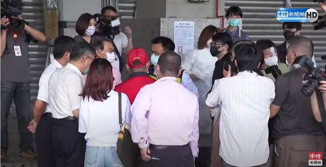 台北市长柯文哲与卫福部长陈时中2日在环南市场召开记者会前，先行到场的柯文哲与市府官员，以及农委会主委陈吉仲便已和环南市场自治会在讨论情况，而林昶佐并未出现在其中。(图 翻摄自中时新闻网直播影片)