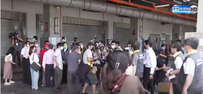 7月2日环南市场记者会，卫福部长陈时中抵达后，由林昶佐陪同进入记者会现场。(图 翻摄自中时新闻网直播影片)