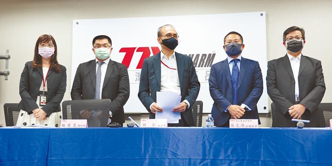 台湾东洋药品公司去年11月举行记者会，董事长林全（中）、总经理施俊良（左2）带领公司干部表示，绝对不会从事内线交易、欢迎来查，也希望检方早日调查出结果。（本报资料照片）