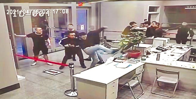 「松山之乱」黑衣人衝入警局，法官依《社维法》重惩，分别裁处8人拘留3日、1万2000元罚锾。（翻摄自台北市警察局提供画面）