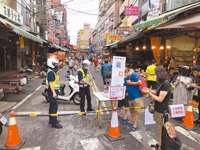 台北市1名确诊者曾在新北市树林区博爱街市场工作，新北市长侯友宜昨下令休市3天。图为员警稽查市场防疫措施。（树林警分局提供／许哲瑗新北传真）