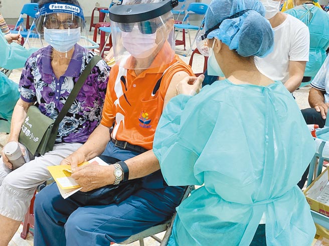 花莲幅员辽阔，有些乡镇市接种率不如预期，县府将和地区诊所沟通，因地制宜调整，让长者都能接种。（罗亦晽摄）