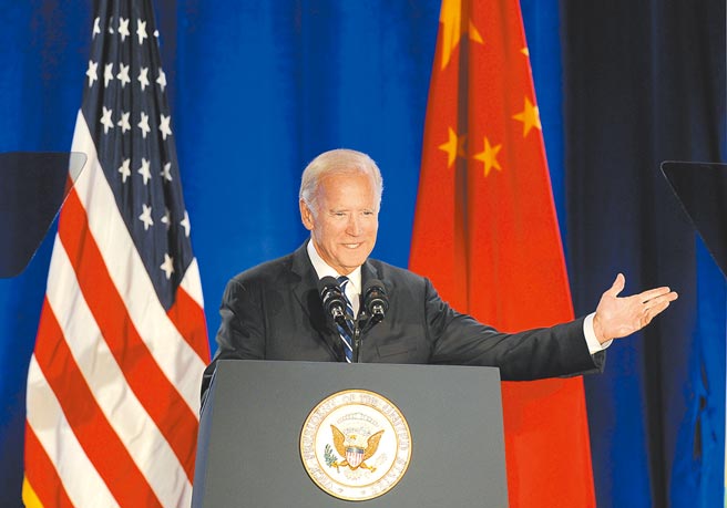 俄罗斯驻美大使安东诺夫3日表示，美国显然将继续对莫斯科採取施压政策，人权议题就是美俄关系的主要刺激因子之一。图为美国总统拜登。（中新社）