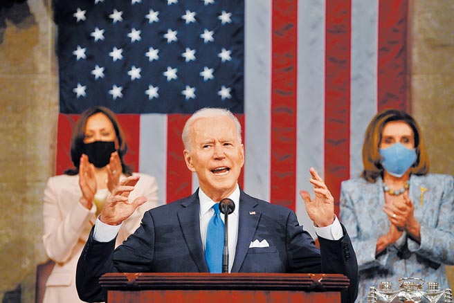 美國白宮4日在南草坪舉行千人派對，慶祝獨立紀念日以及戰勝新冠病毒。但公衛專家認為，全美接種新冠疫苗人口不到半數，加上傳染力大增的Delta變種病毒迅速傳播，拜登（中）此舉可能對民眾傳遞錯誤信息。（新華社）