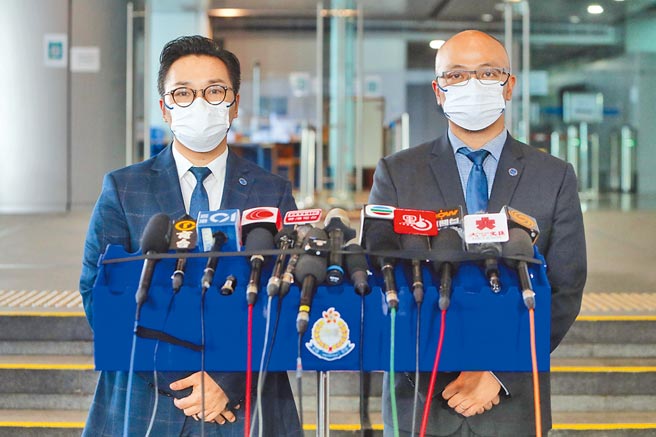 香港七一刺警案调查还未结束之际，网络安全及科技罪案调查科警司谭威信（左）昨表示，港警4日拘捕1男1女，两人涉嫌在网路上煽惑他人杀警和纵火。（中新社）