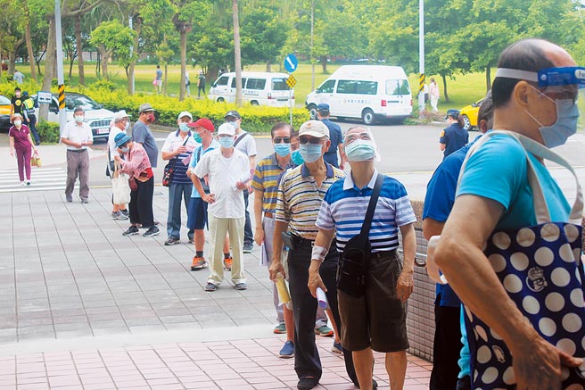 桃园4日武汉国中接种站出现排队人龙，甚至有长者等待超过1小时仍无法入场。（萧灵玺摄）