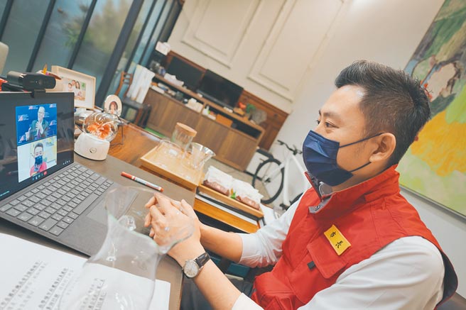 新竹市长林智坚与美国在台协会处长郦英杰视讯通话，感谢郦英杰为台争取到莫德纳疫苗。（新竹市府提供／邱立雅竹市传真）