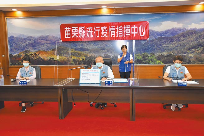 苗栗县绿营议员要求卫生局长张蕊仙（左）下台，苗栗县长徐耀昌以勿阵前换将为由拒绝。（谢明俊摄）